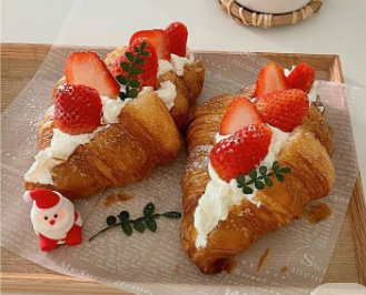 Bánh Sừng Bò Dâu Tây